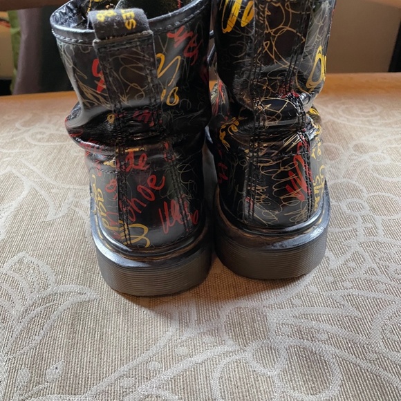 Doc Martens Women's 8 Vintage Black Graffiti Pattern Rare Good Shape - Picture 4 of 6